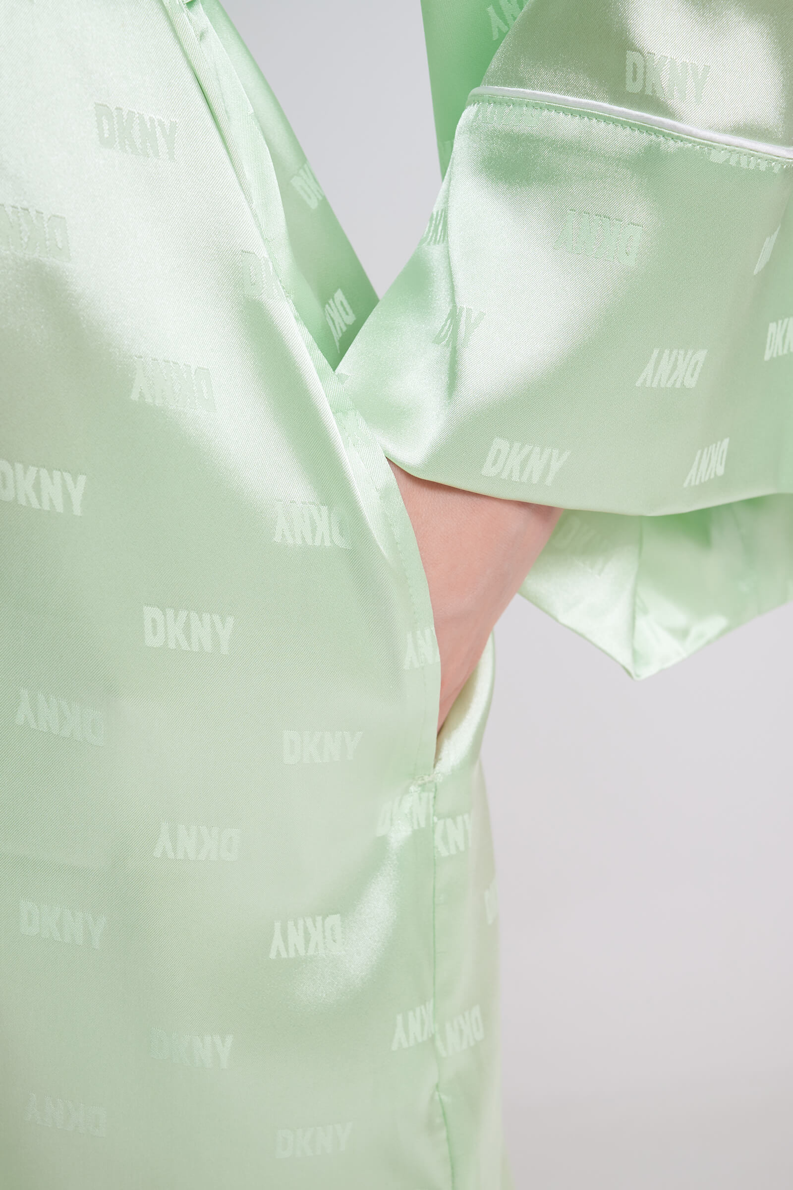 Короткий атласный халат Бренд DKNY Изображение 6