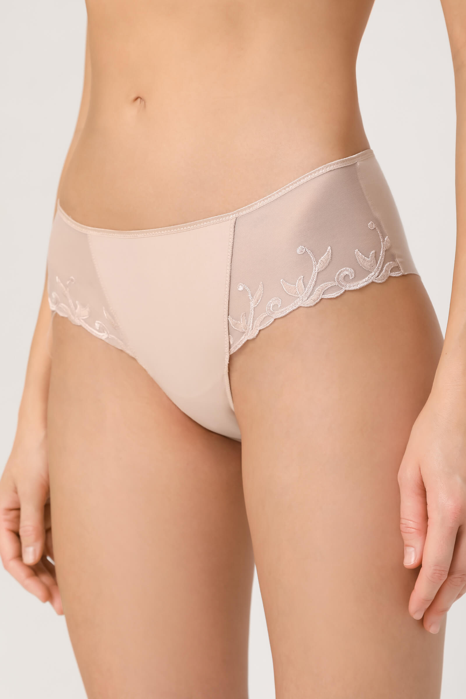 Трусы хипстеры с вышивкой Бренд Simone Perele Изображение 4