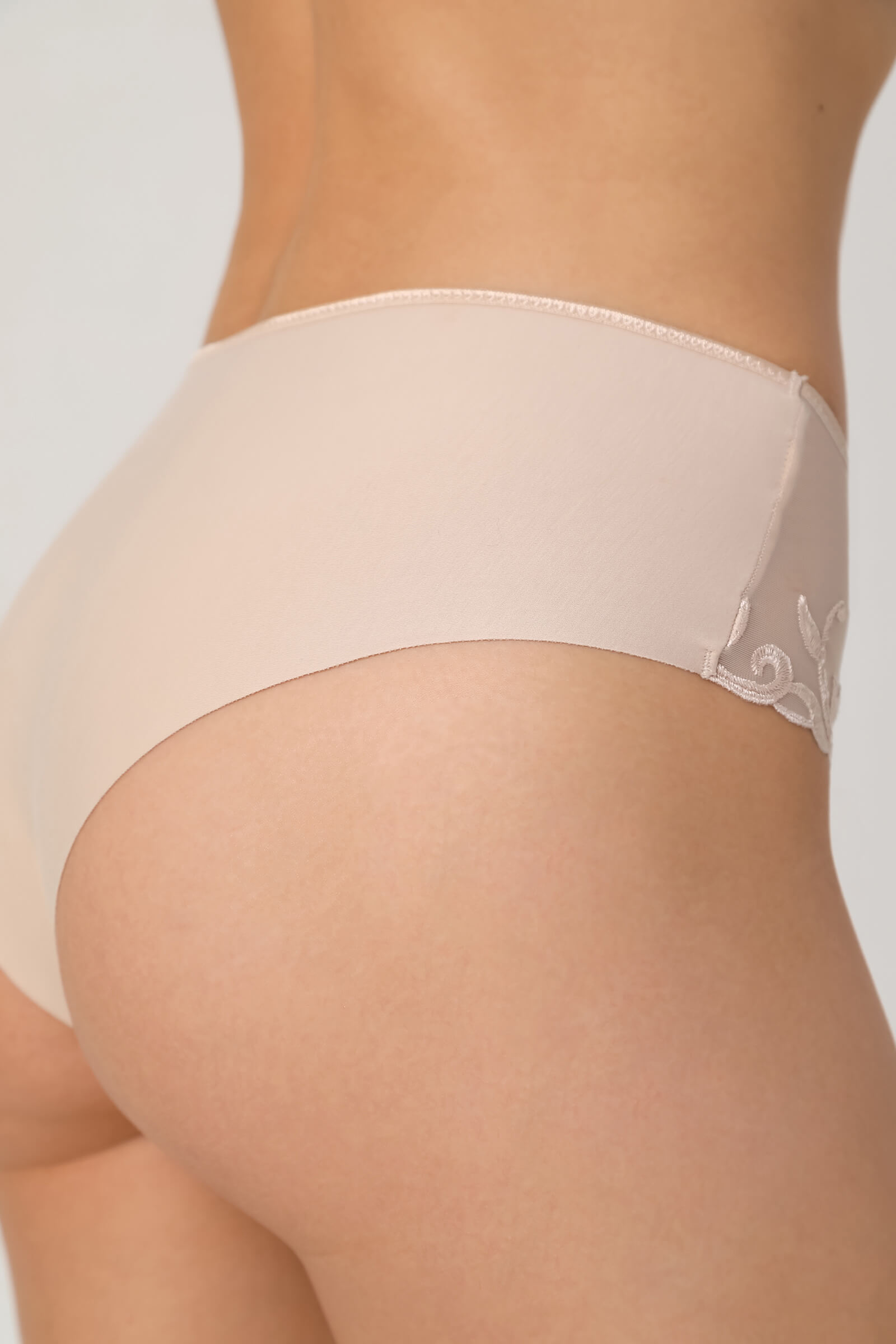 Трусы хипстеры с вышивкой Бренд Simone Perele Изображение 6