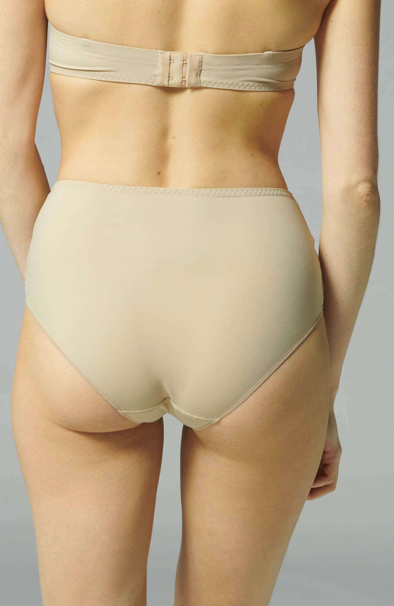 Трусы хипстеры с вышивкой Бренд Simone Perele Изображение 3
