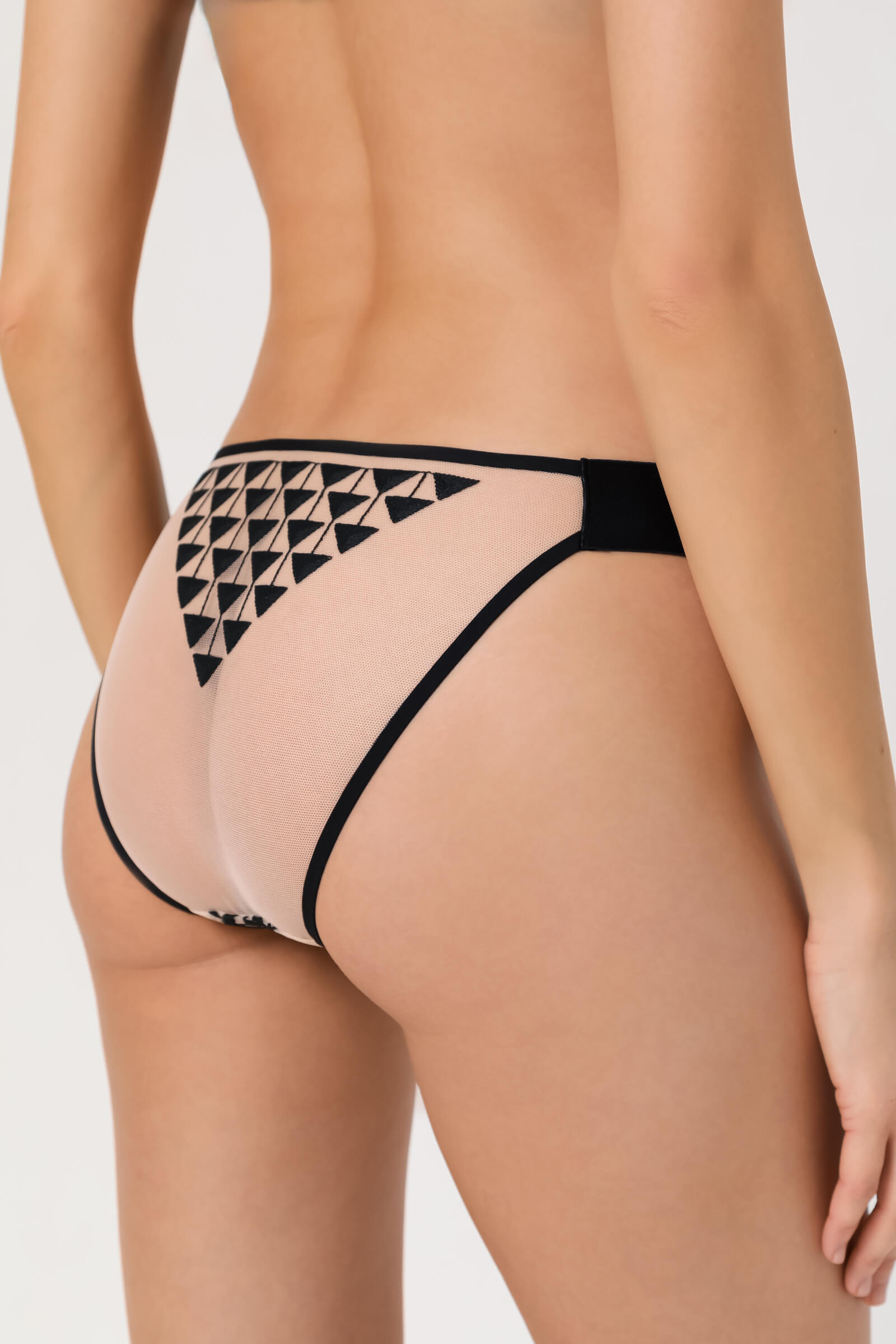 Трусы слипы с вышивкой Бренд Chantelle Изображение 3