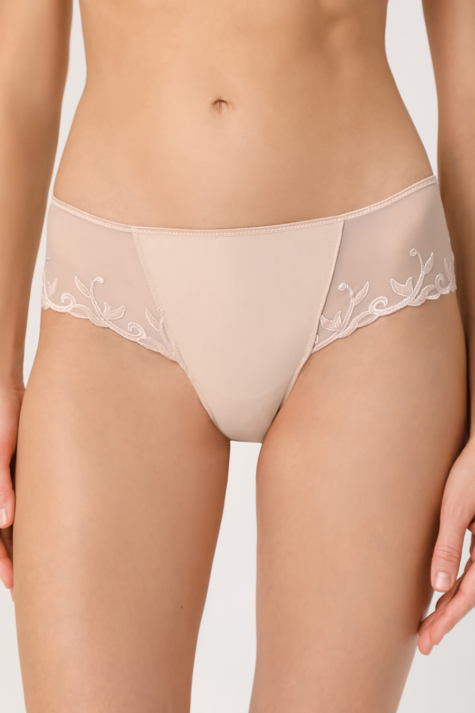 Трусы хипстеры с вышивкой Бренд Simone Perele Изображение 2