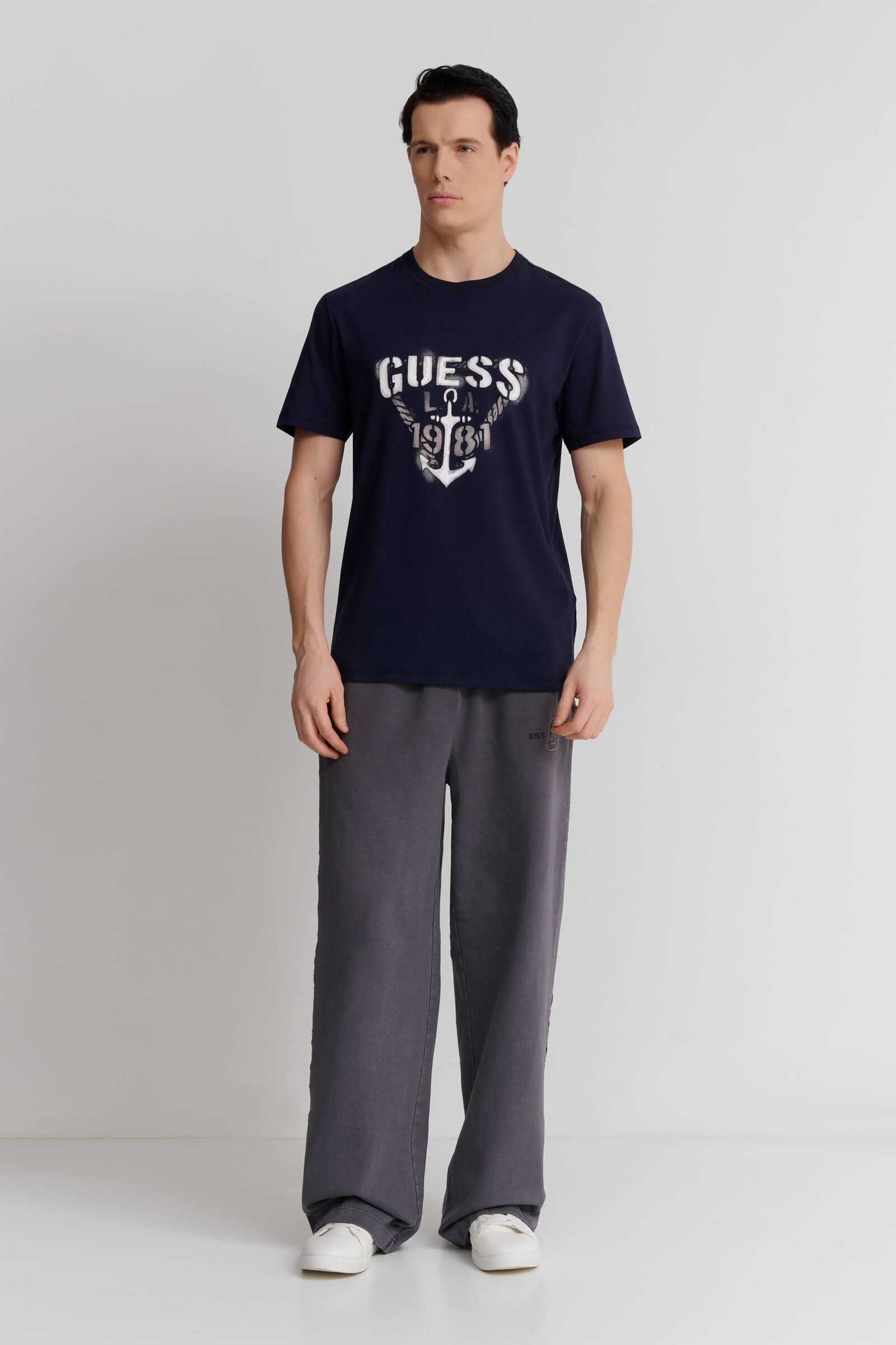 Хлопковая футболка с принтом Бренд Guess Изображение 4