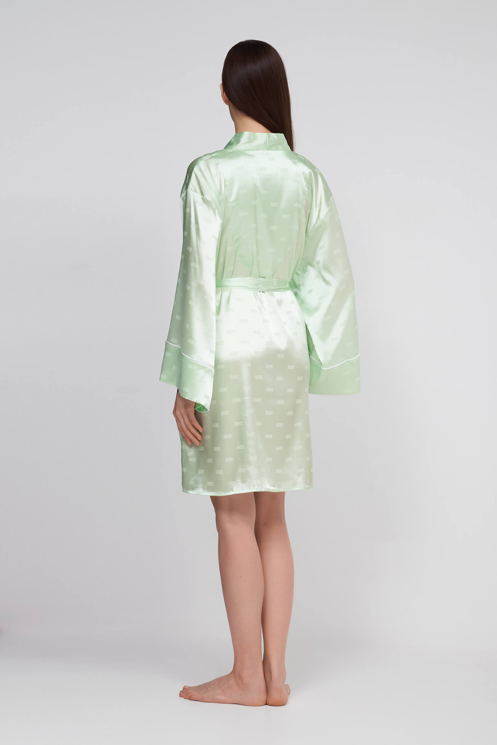 Короткий атласный халат Бренд DKNY Изображение 3