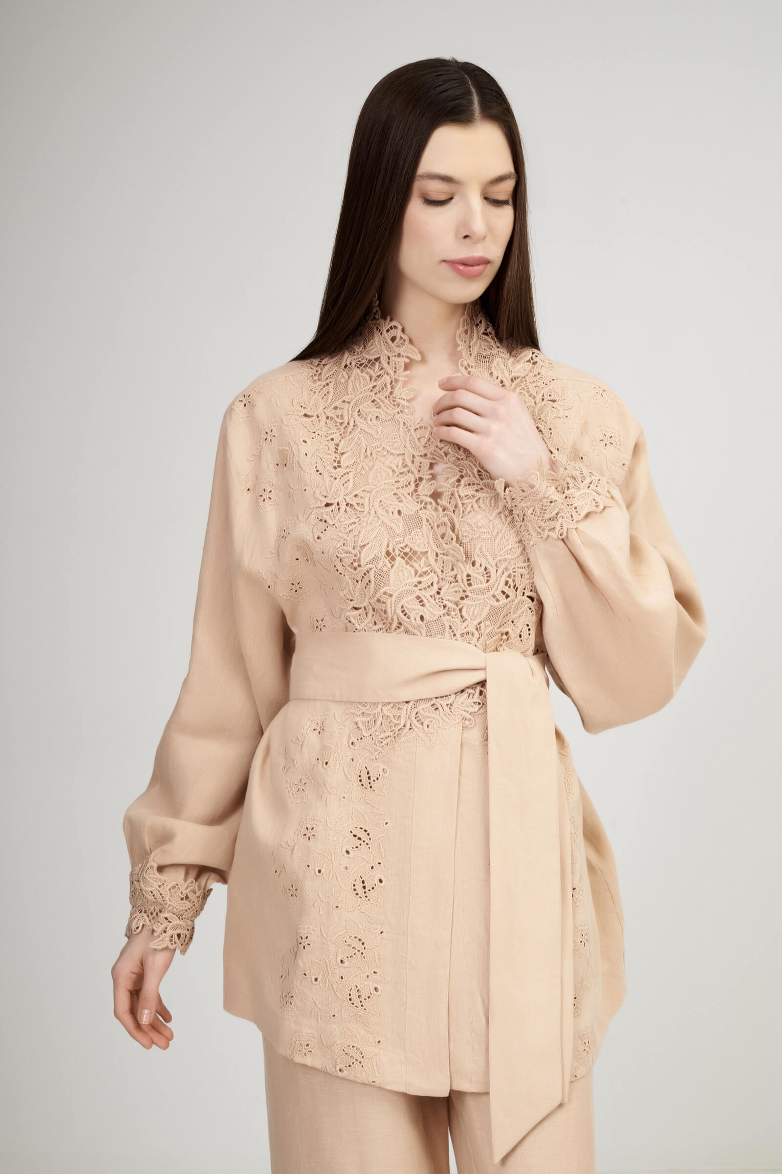 Льняная блузка на запах с кружевной отделкой Бренд Ermanno Scervino Изображение 2
