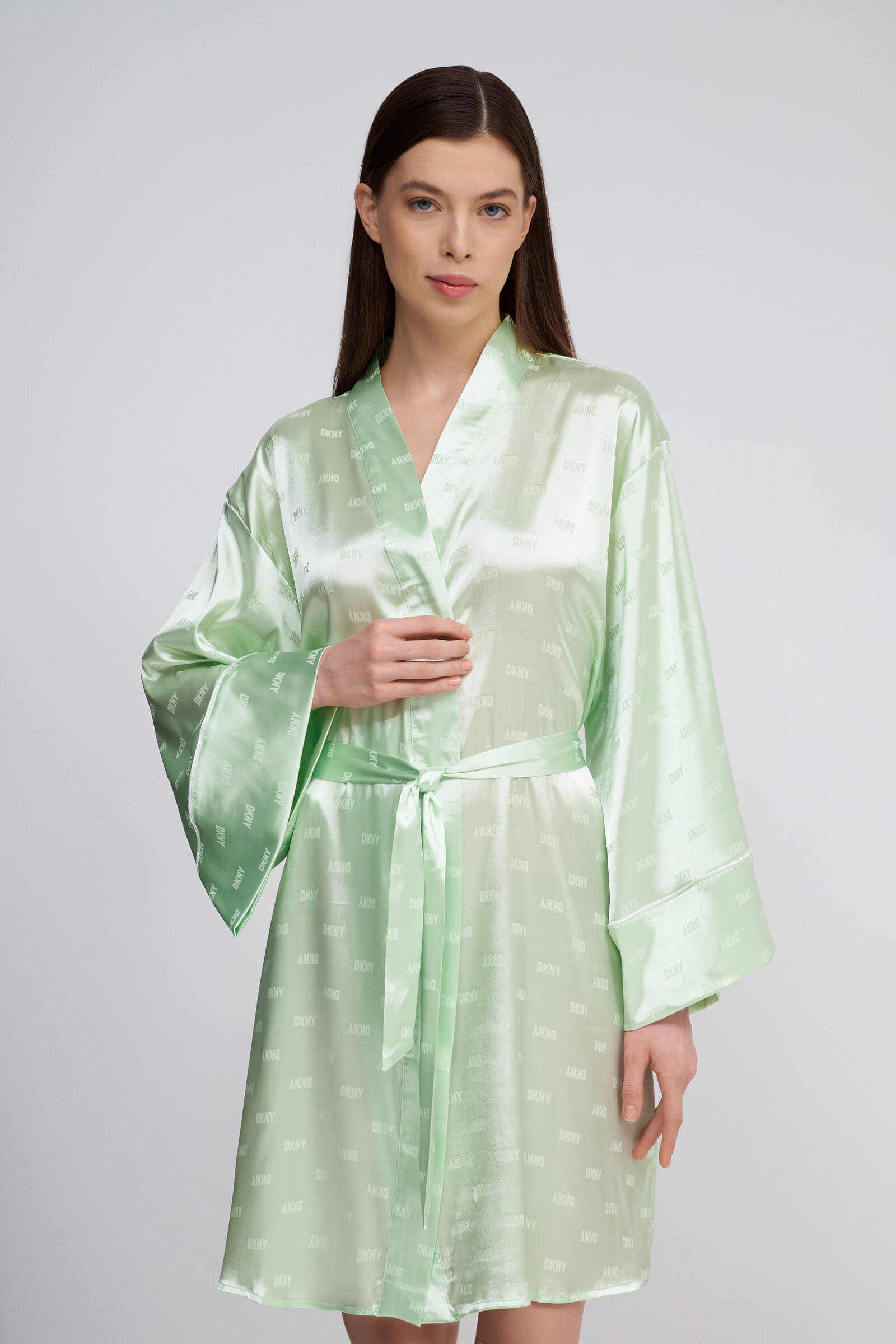 Короткий атласный халат Бренд DKNY Изображение 4