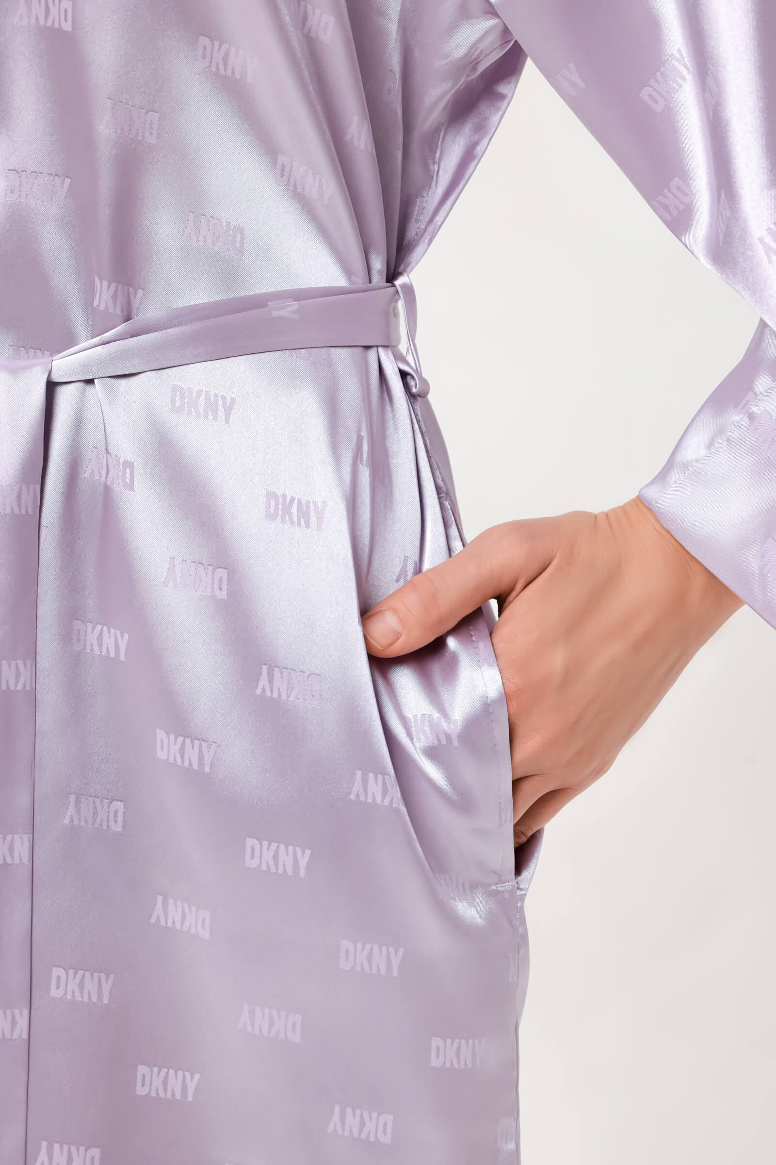 Короткий атласный халат Бренд DKNY Изображение 6