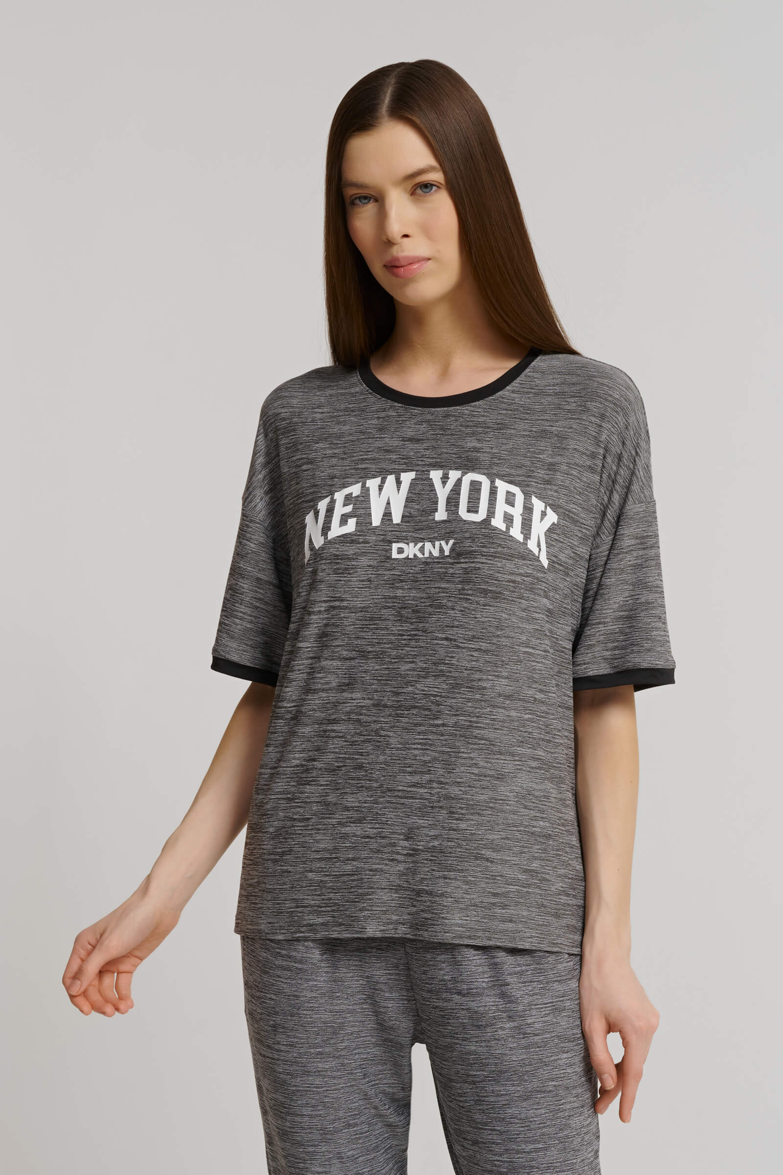 Пижама с брюками-джоггерами Бренд DKNY Изображение 7