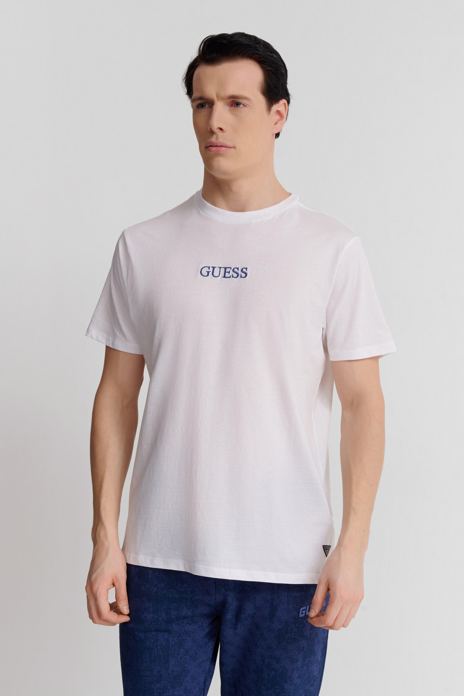 Хлопковая футболка с декором на спине Бренд Guess Изображение 2
