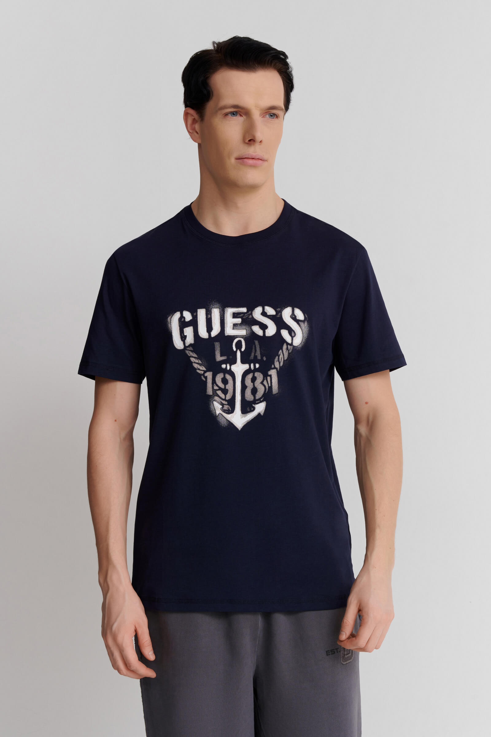 Хлопковая футболка с принтом Бренд Guess Изображение 2