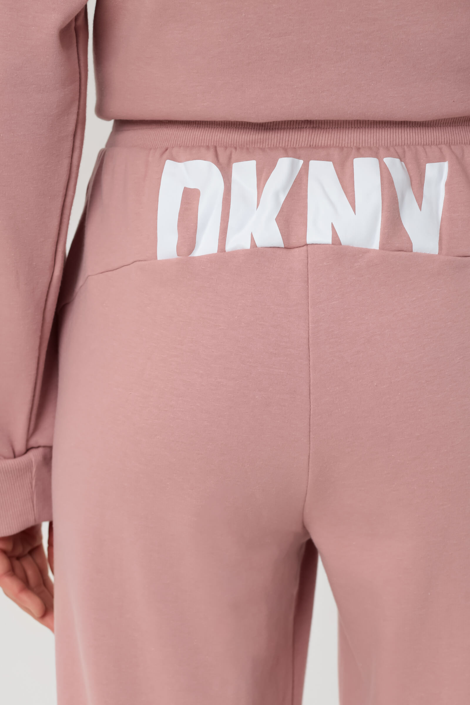 Хлопковые брюки-джоггеры с логотипом сзади Бренд DKNY Изображение 6